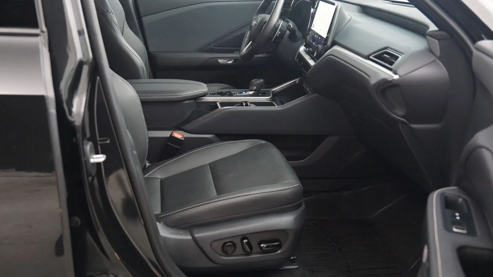 Lexus TX photo 6