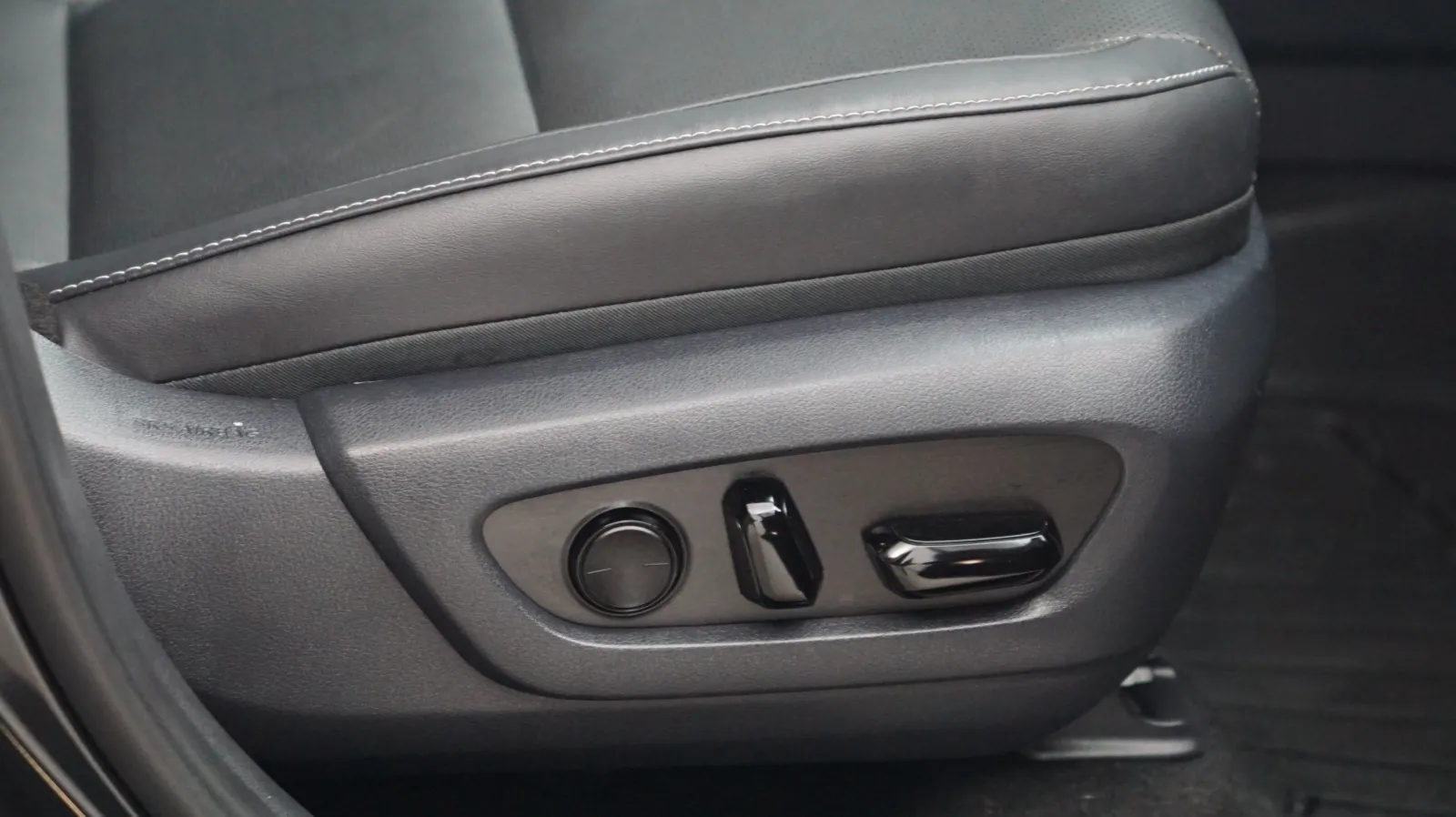 Lexus TX photo 15