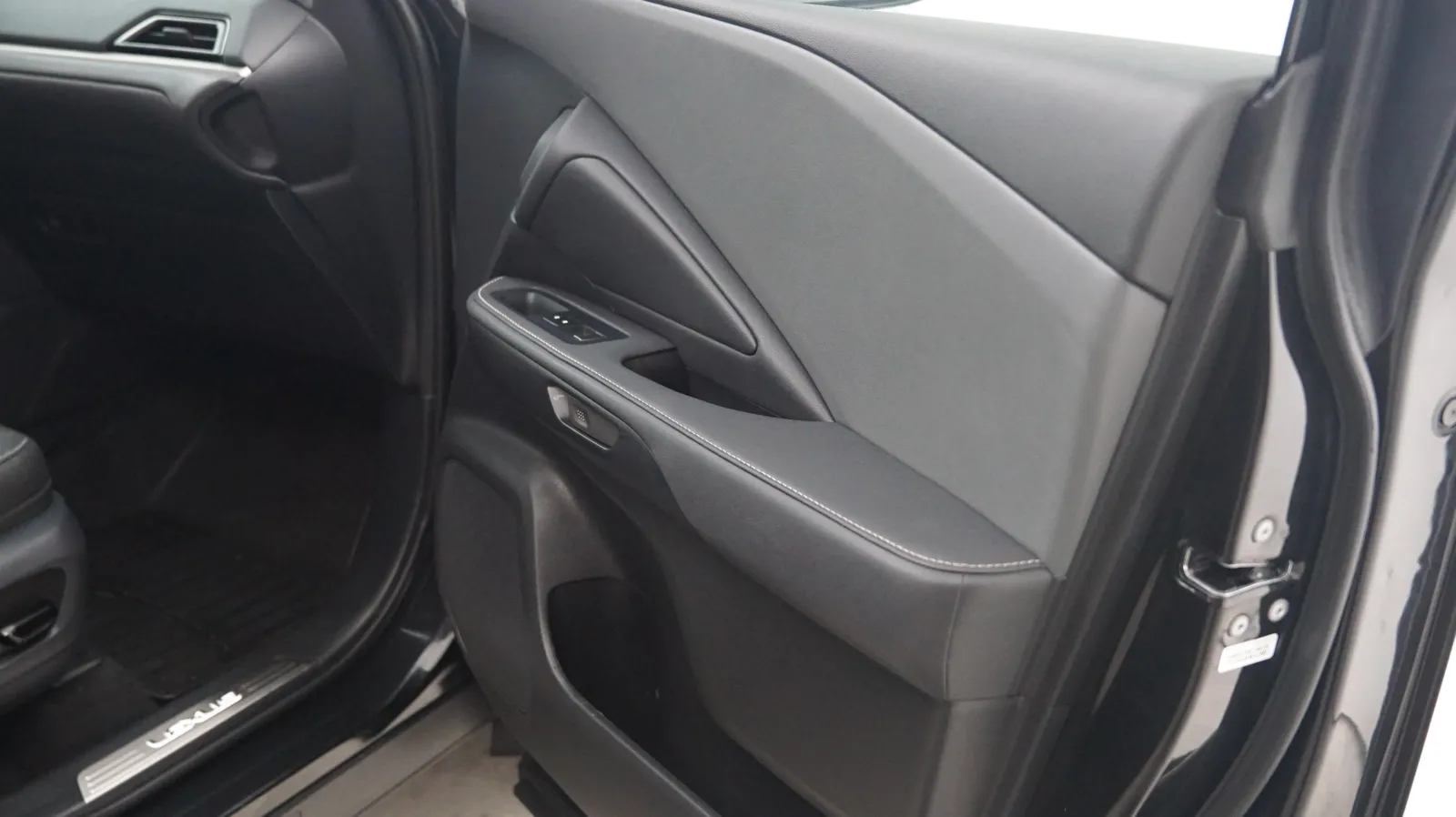 Lexus TX photo 16