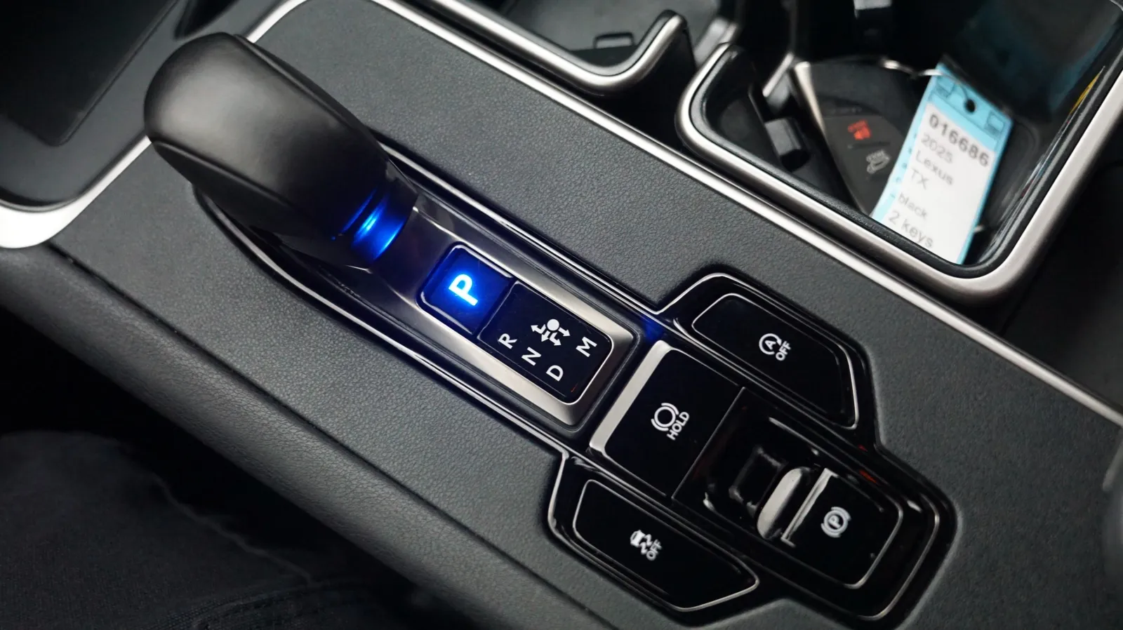 Lexus TX photo 23