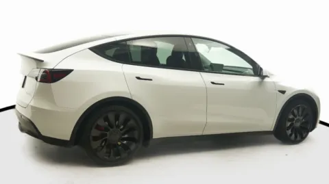 More photos of 2022 Tesla Model Y Performance at Auto City, CA