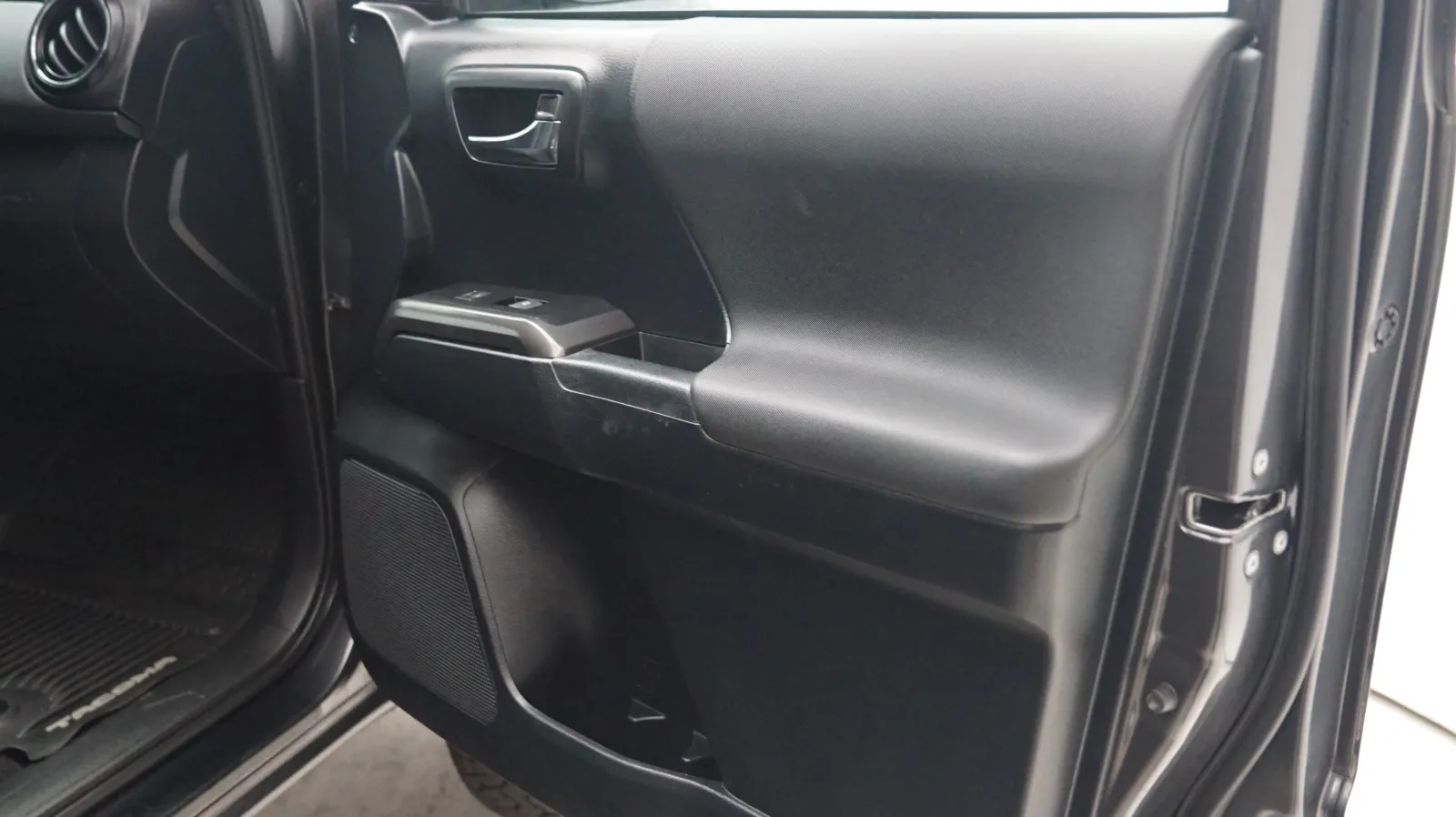 Toyota Tacoma photo 14