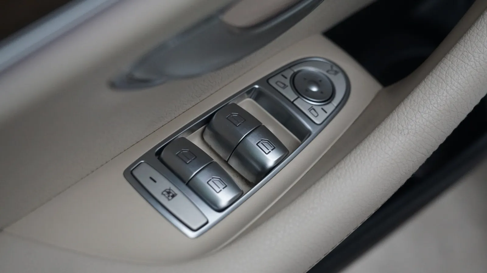 Mercedes-Benz E-Class photo 15