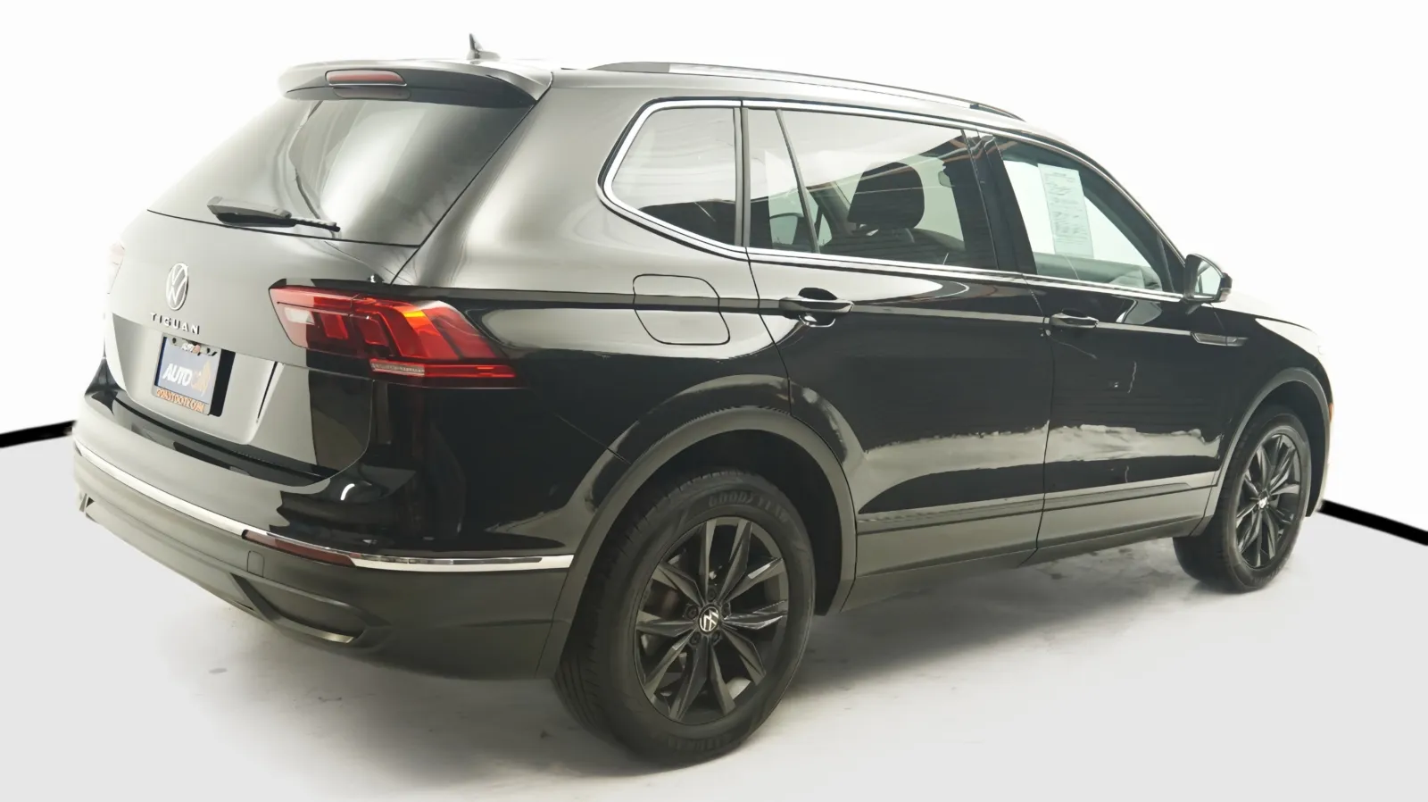 More photos of 2024 Volkswagen Tiguan SE at Auto City, CA