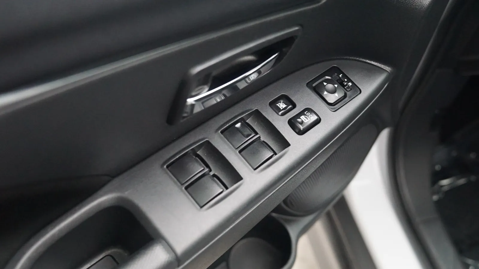 Mitsubishi Outlander Sport photo 14