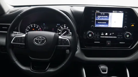 More photos of 2021 Toyota Highlander XLE at Auto City, CA