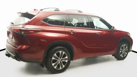 More photos of 2021 Toyota Highlander XLE at Auto City, CA