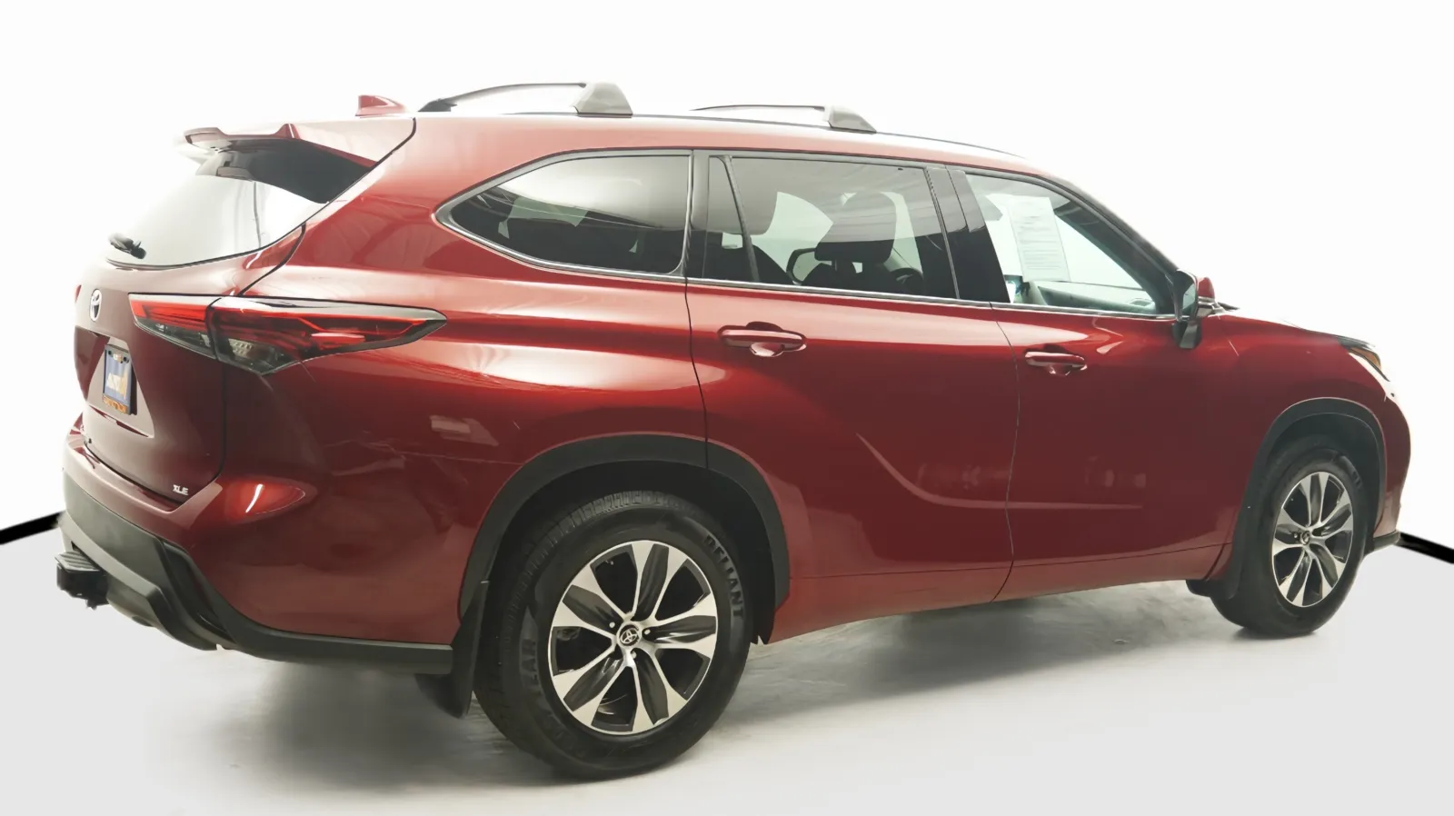 More photos of 2021 Toyota Highlander XLE at Auto City, CA