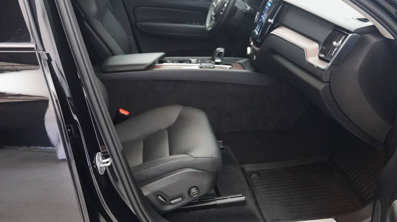 More photos of 2024 Volvo XC60 Plus Dark Theme at Auto City, CA
