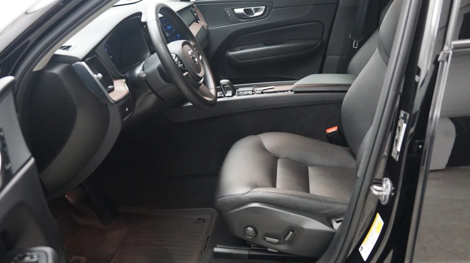 More photos of 2024 Volvo XC60 Plus Dark Theme at Auto City, CA