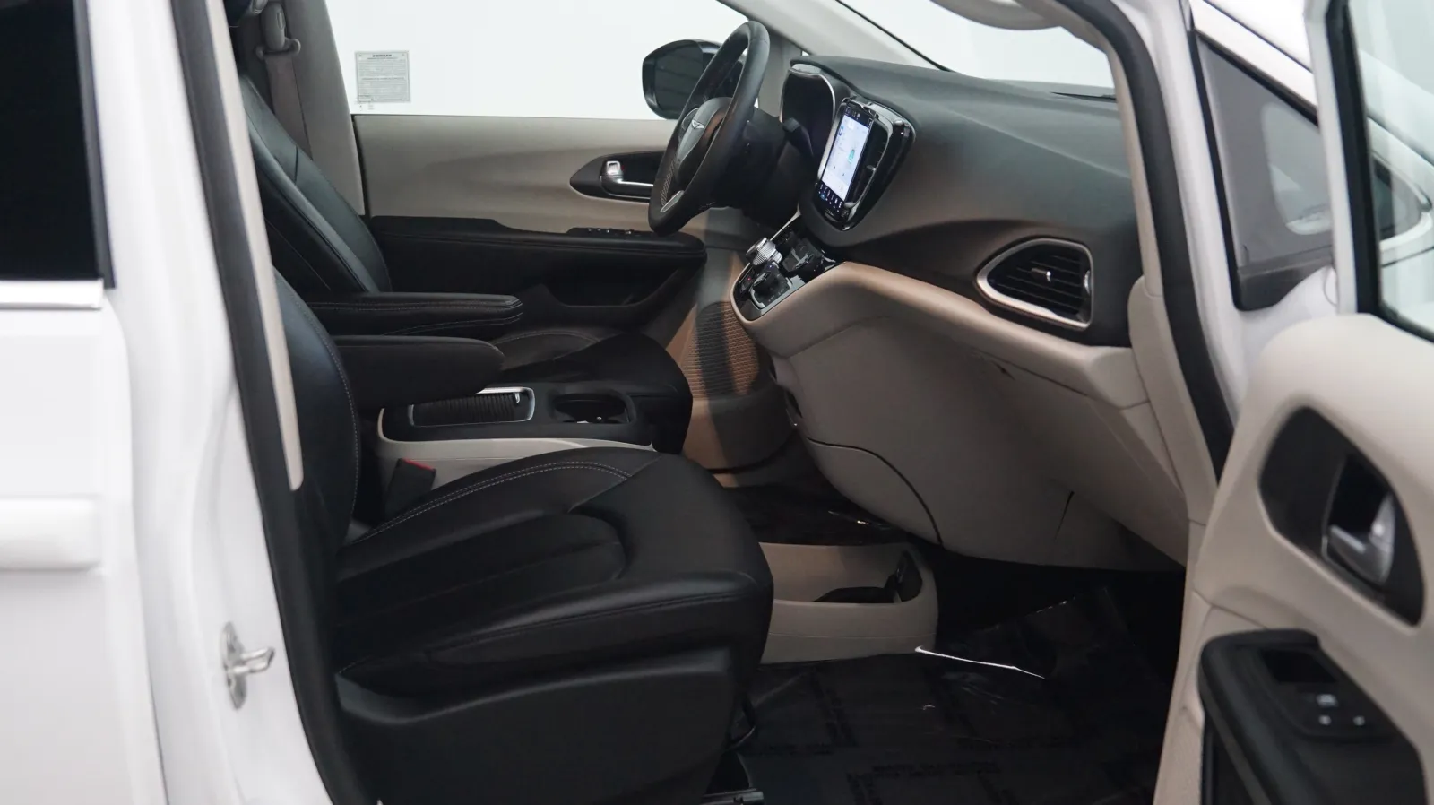 Chrysler Pacifica photo 6