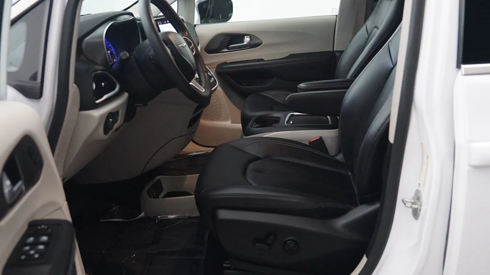 Chrysler Pacifica photo 7