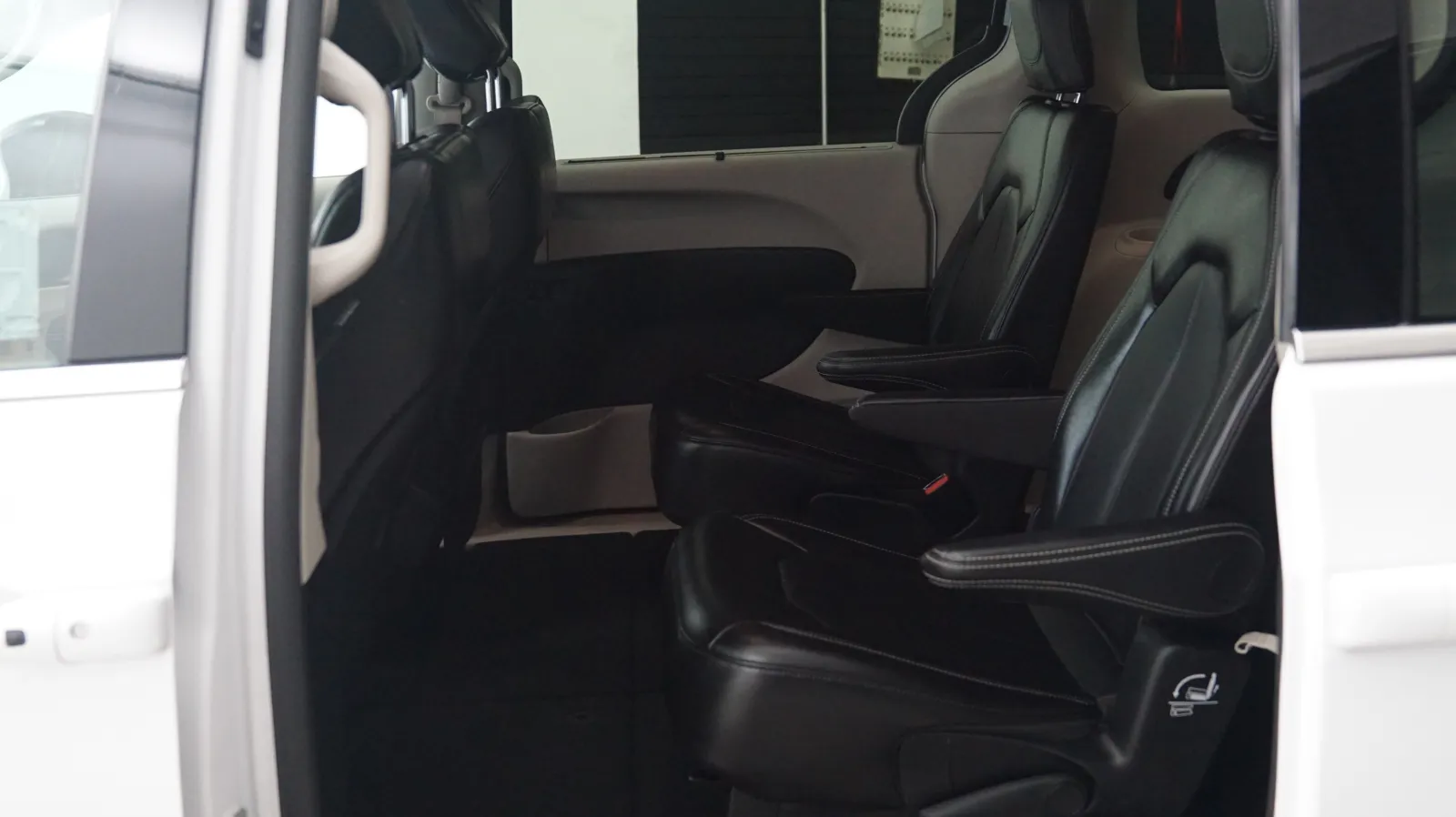 Chrysler Pacifica photo 12