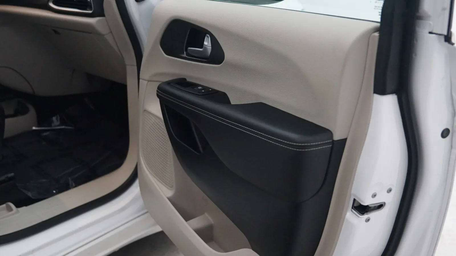 Chrysler Pacifica photo 14