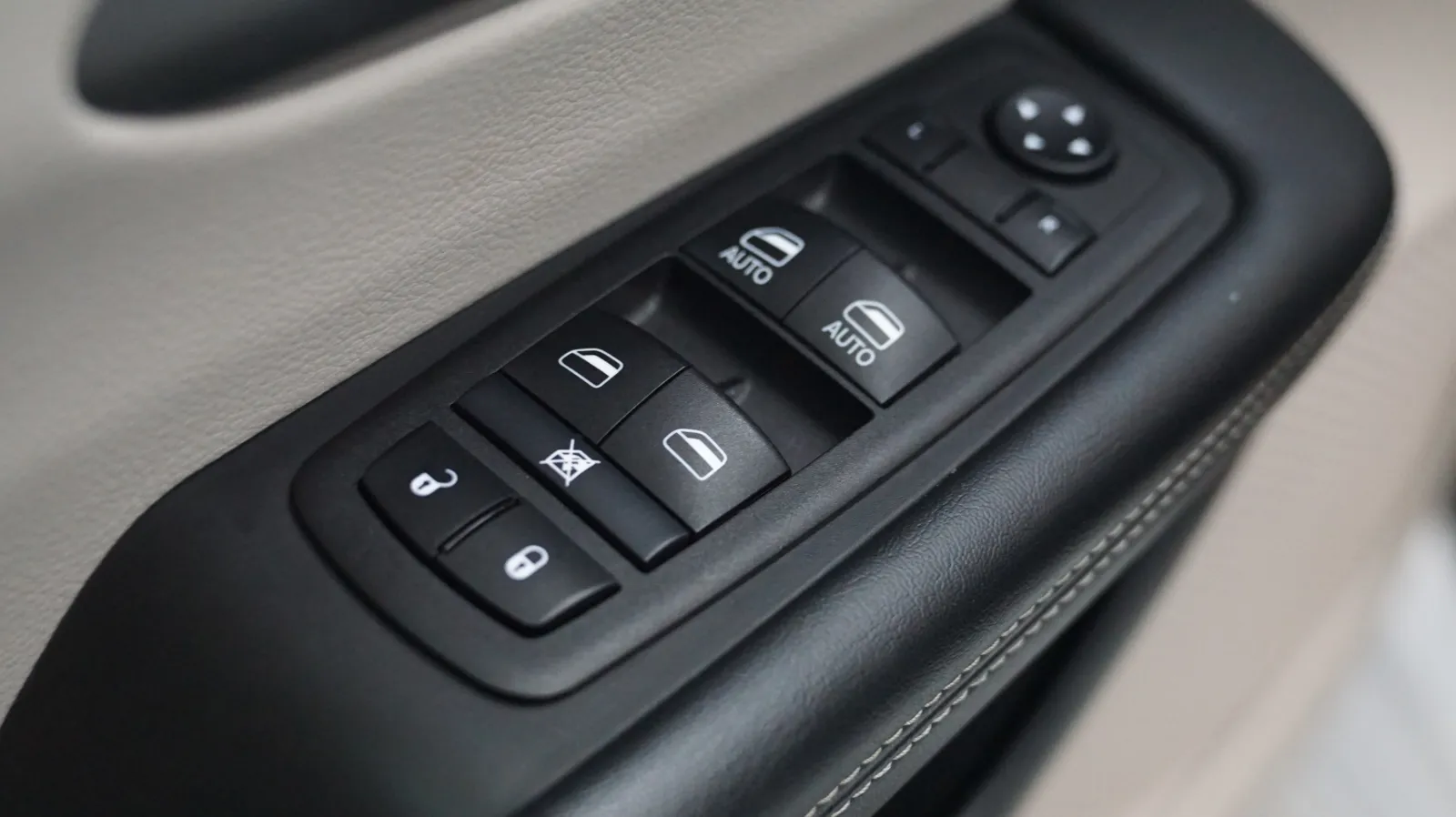 Chrysler Pacifica photo 16