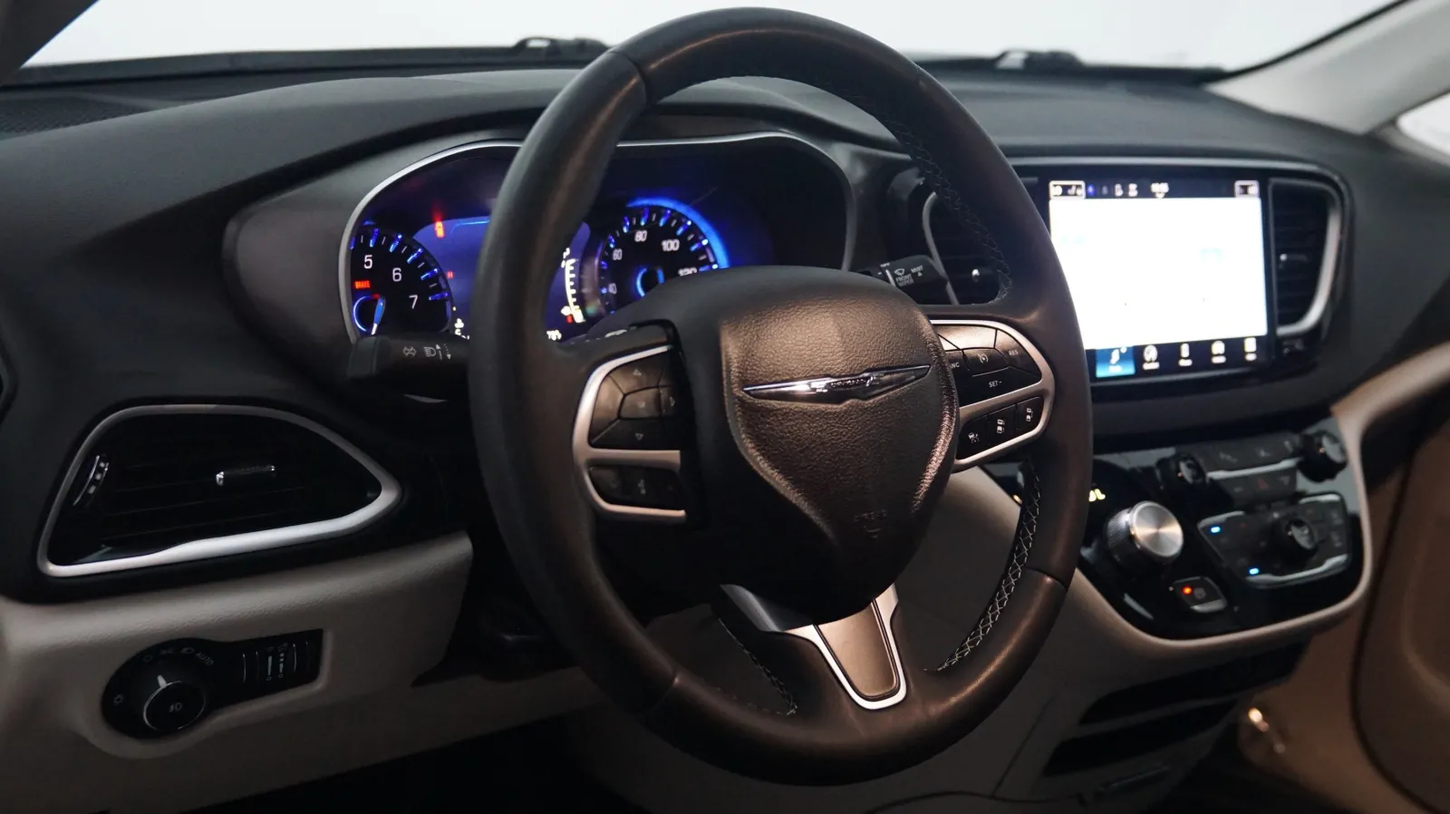 Chrysler Pacifica photo 17