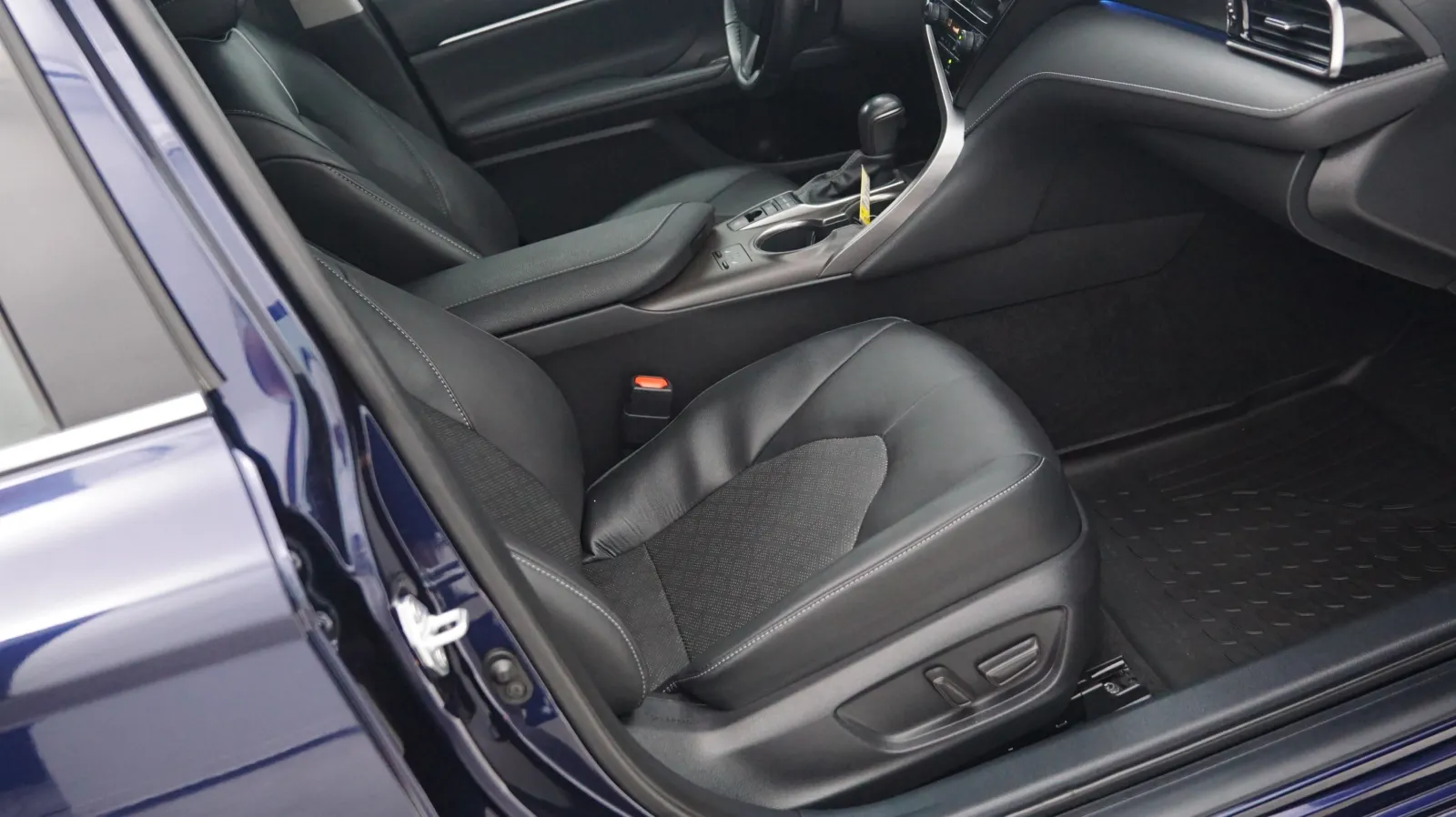 More photos of 2022 Toyota Camry XSE at Auto City, CA
