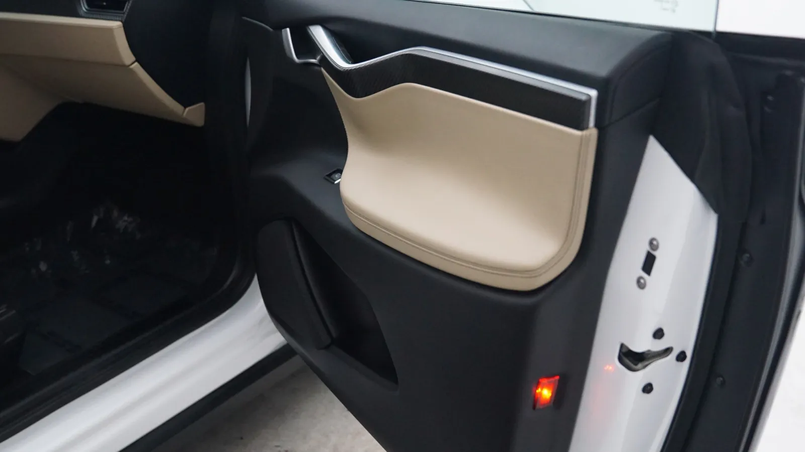 Tesla Model X photo 14