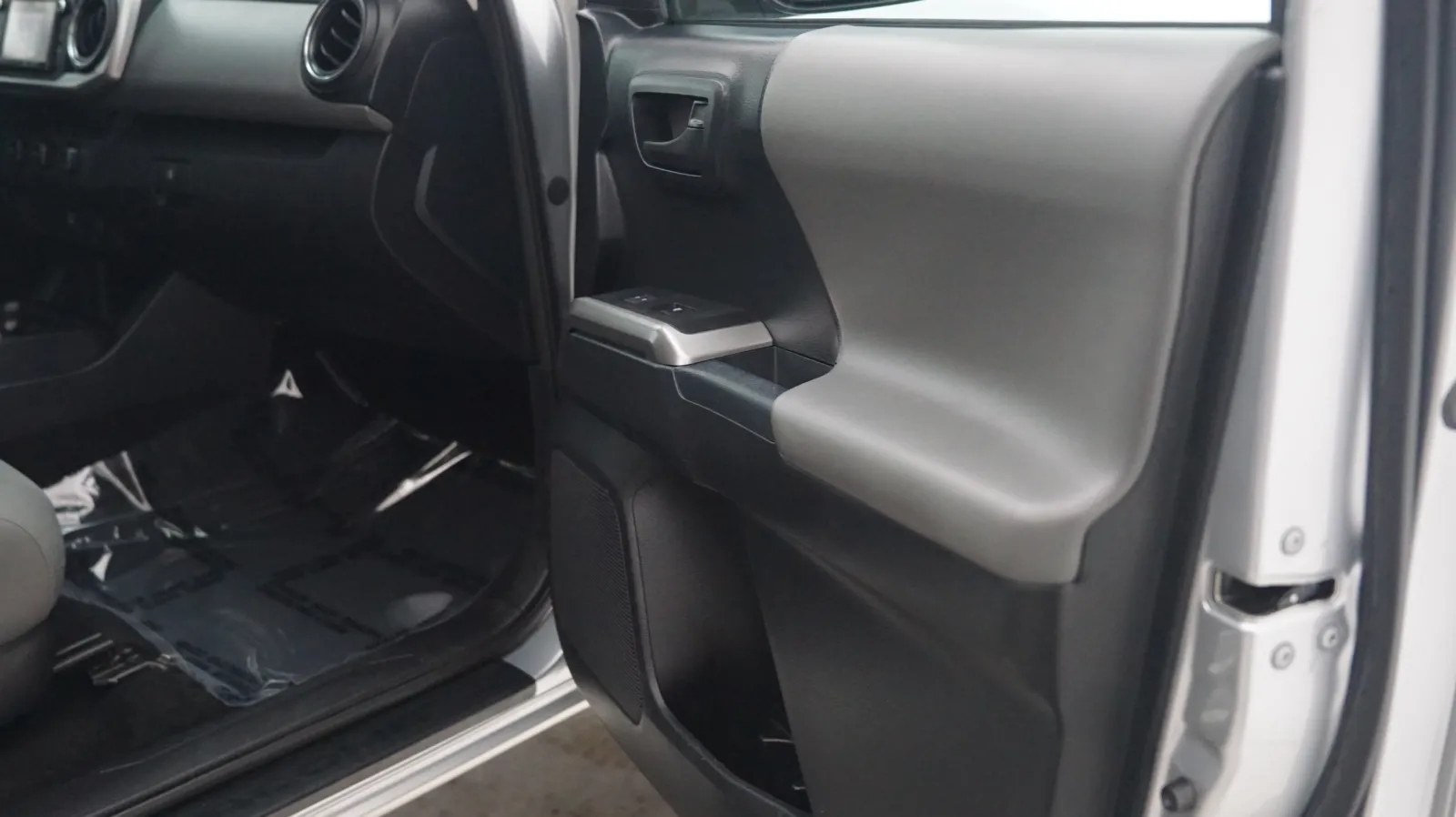 Toyota Tacoma photo 14