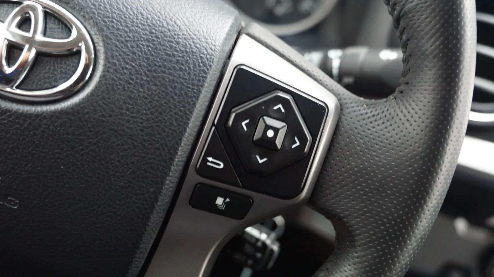 Toyota Tacoma photo 17