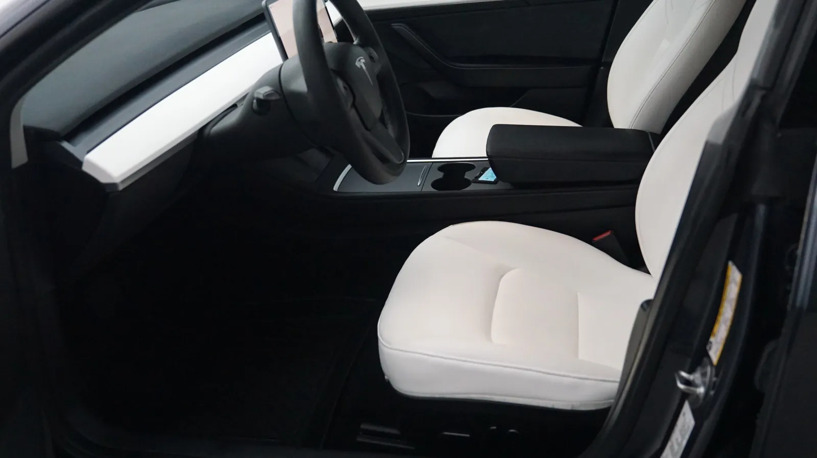 Tesla Model 3 photo 7