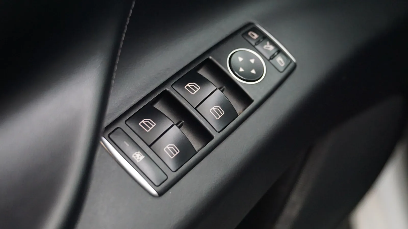 Tesla Model X photo 17