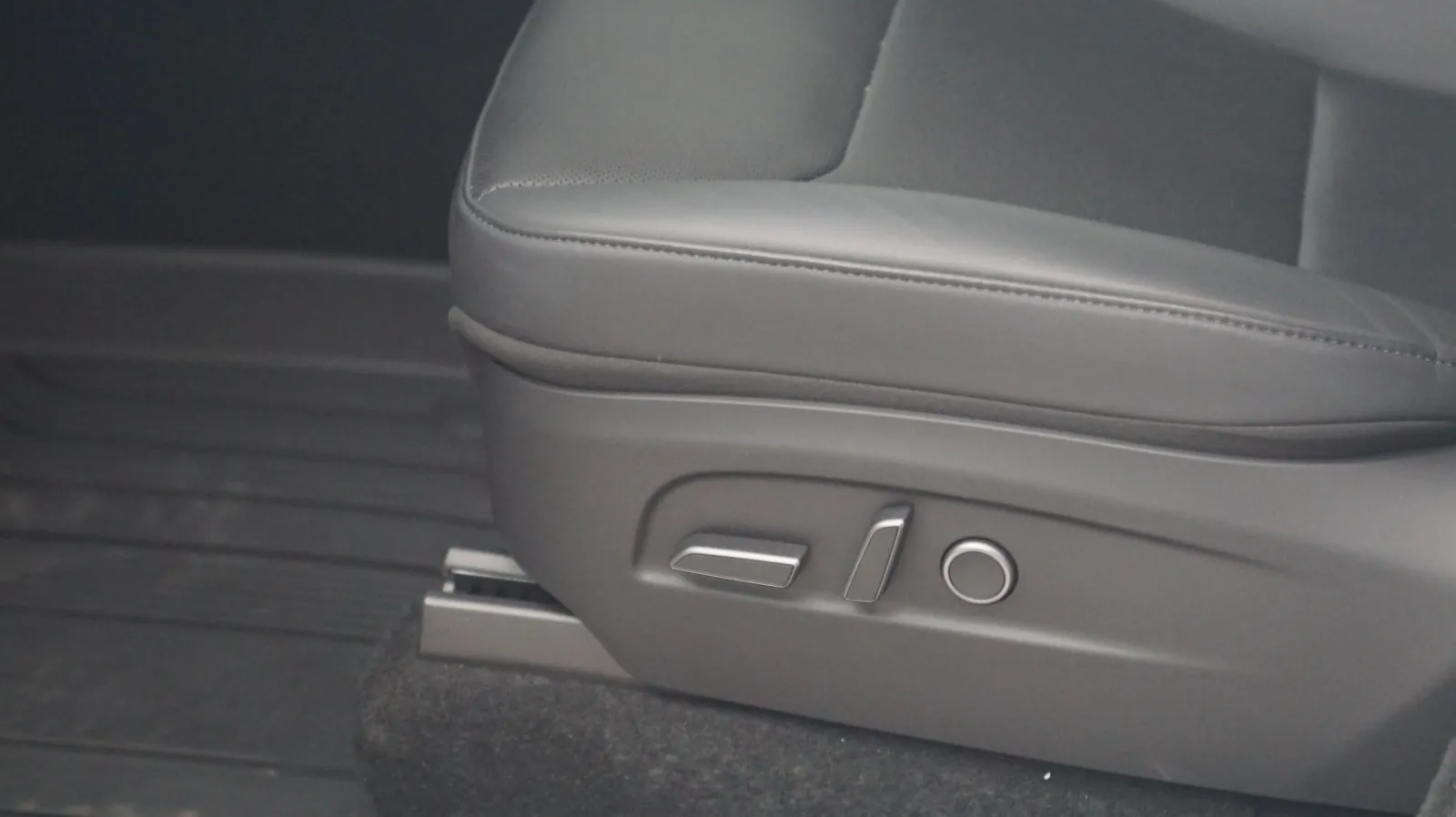 Tesla Model Y photo 16