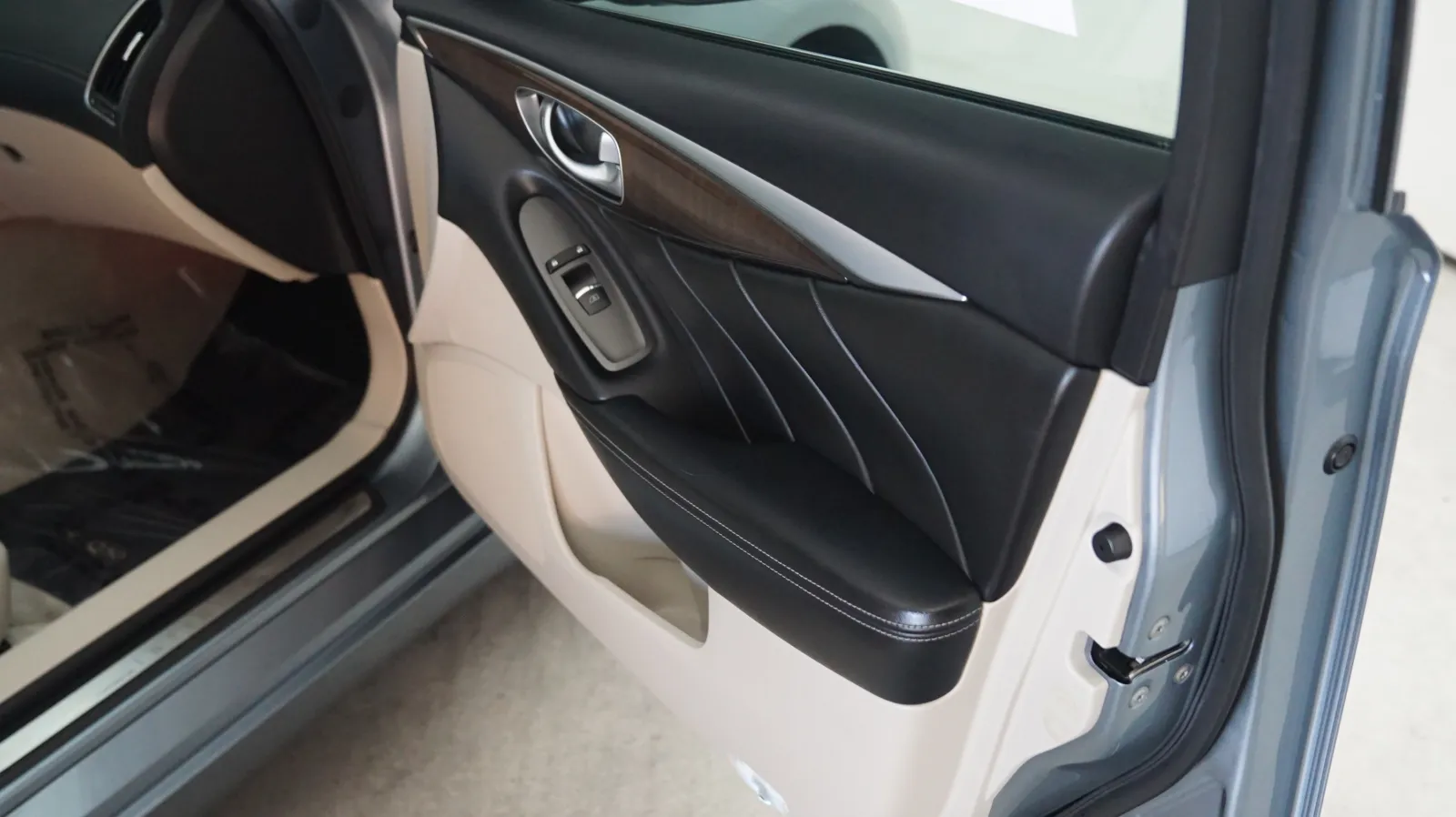 Infiniti Q50 photo 15