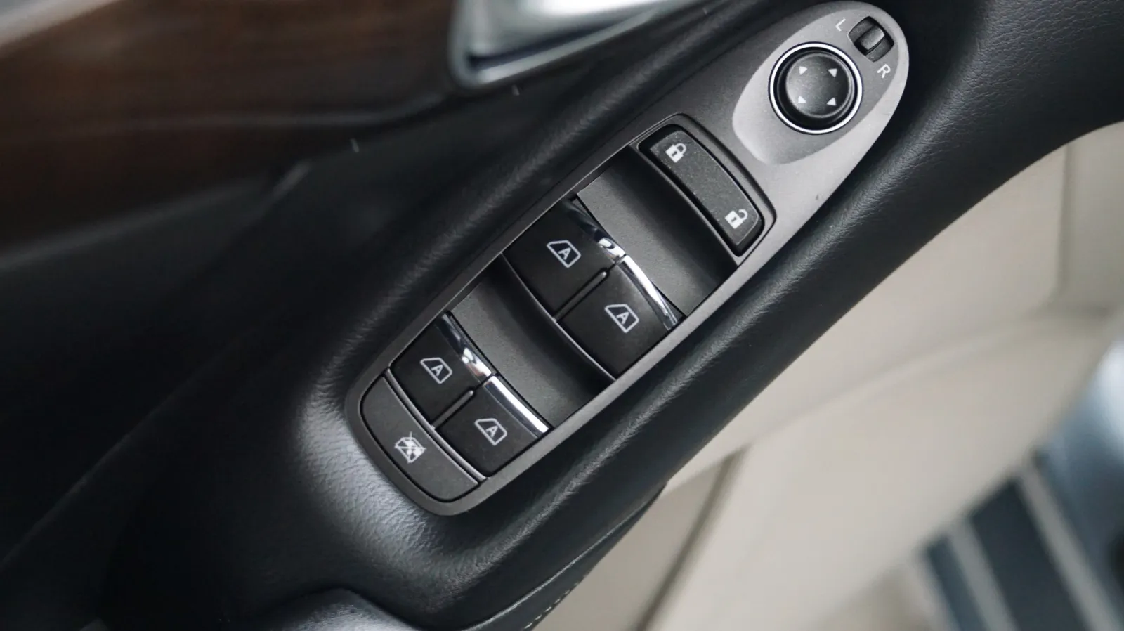 Infiniti Q50 photo 16