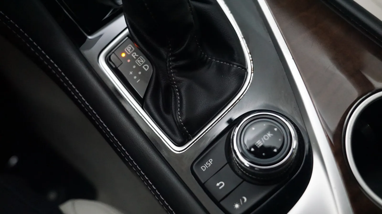 Infiniti Q50 photo 22