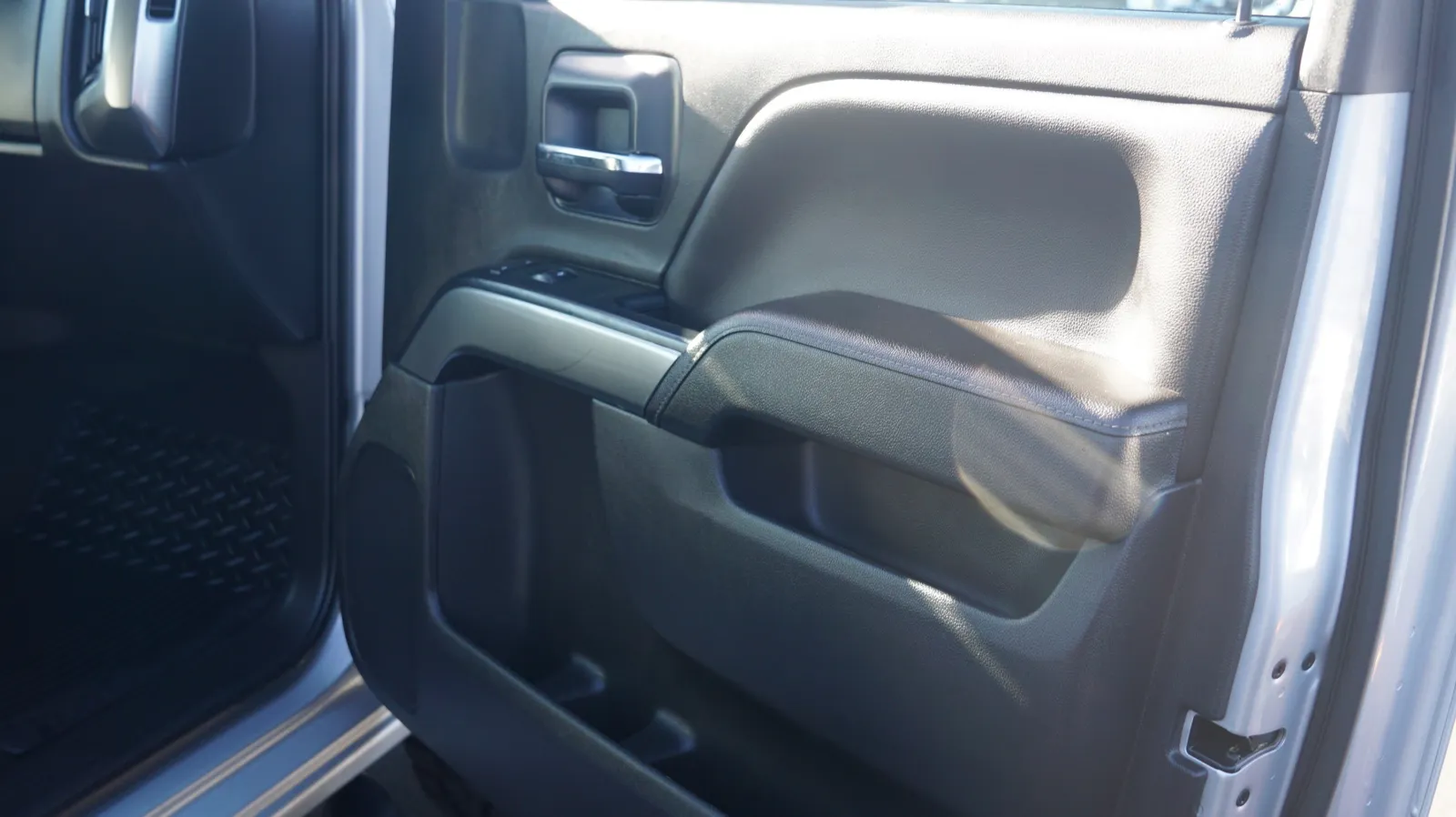 Chevrolet Silverado photo 17