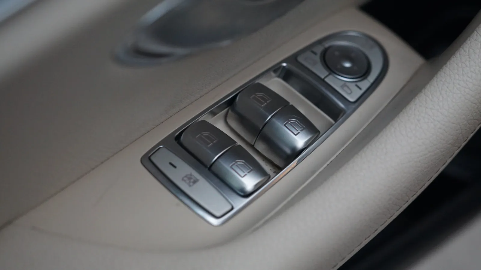 Mercedes-Benz E-Class photo 13