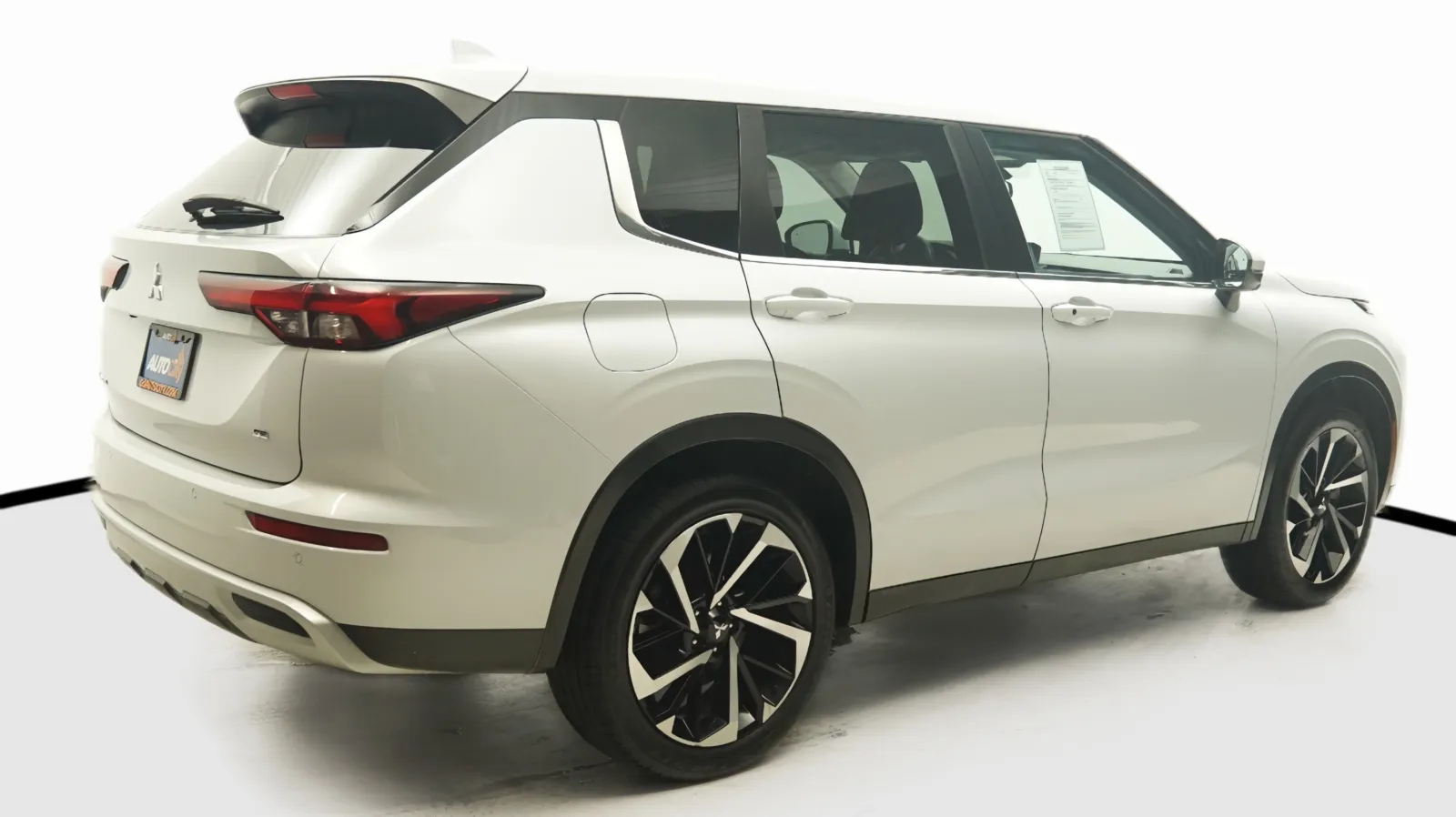 More photos of 2024 Mitsubishi Outlander SE at Auto City, CA