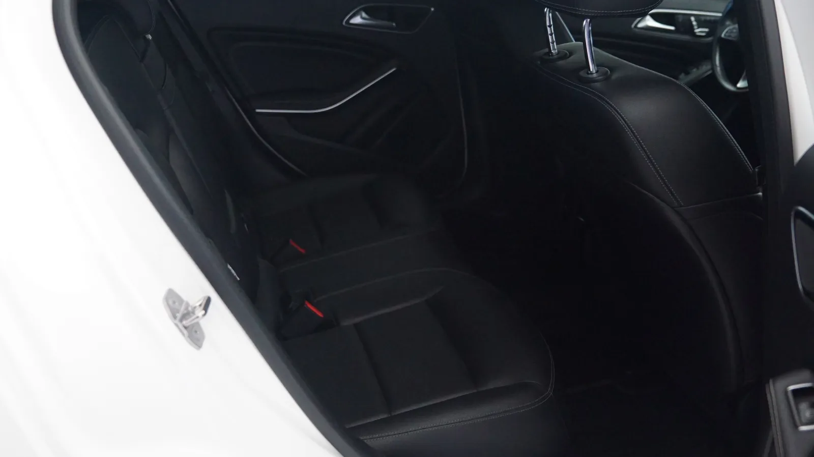 Mercedes-Benz GLA photo 11