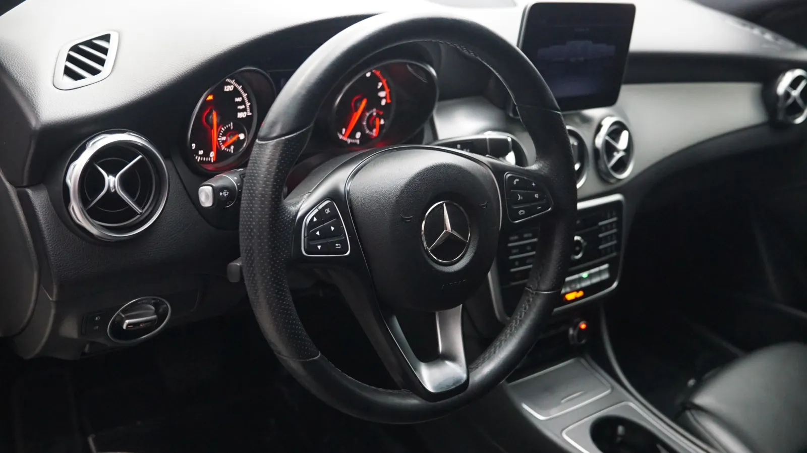 Mercedes-Benz GLA photo 15