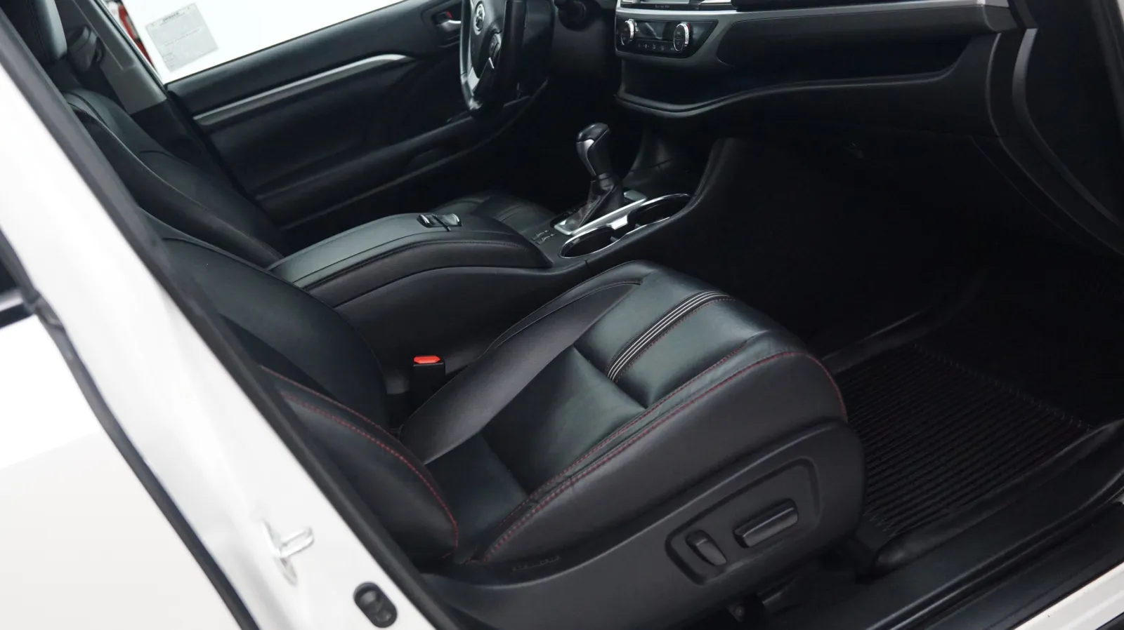 More photos of 2019 Toyota Highlander SE at Auto City, CA