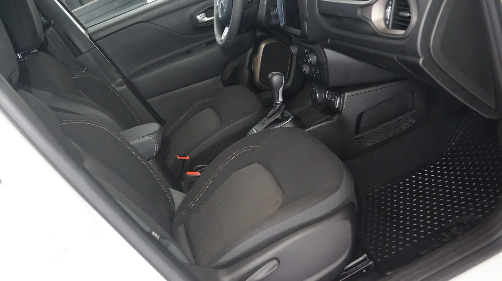 More photos of 2023 Jeep Renegade Upland at Auto City, CA