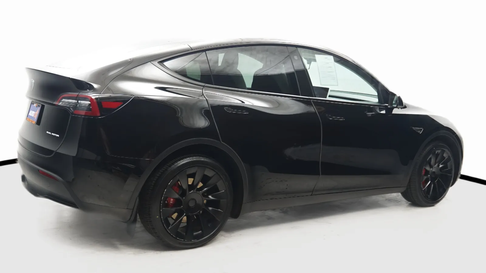 More photos of 2023 Tesla Model Y Long Range at Auto City, CA