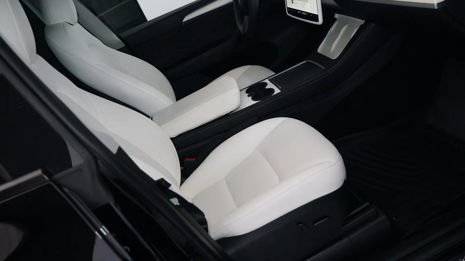 More photos of 2023 Tesla Model Y Long Range at Auto City, CA
