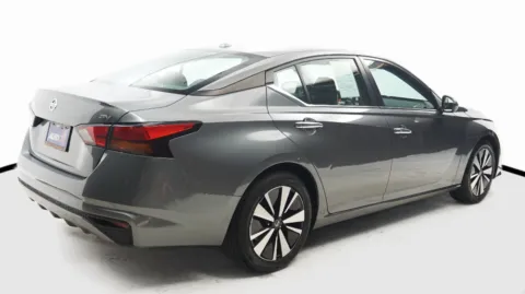 More photos of 2022 Nissan Altima 2.5 SV at Auto City, CA