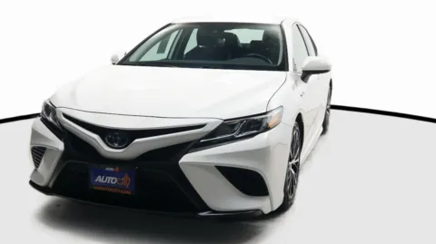 White 2020 Toyota Camry Hybrid SE for sale in El Cajon, CA