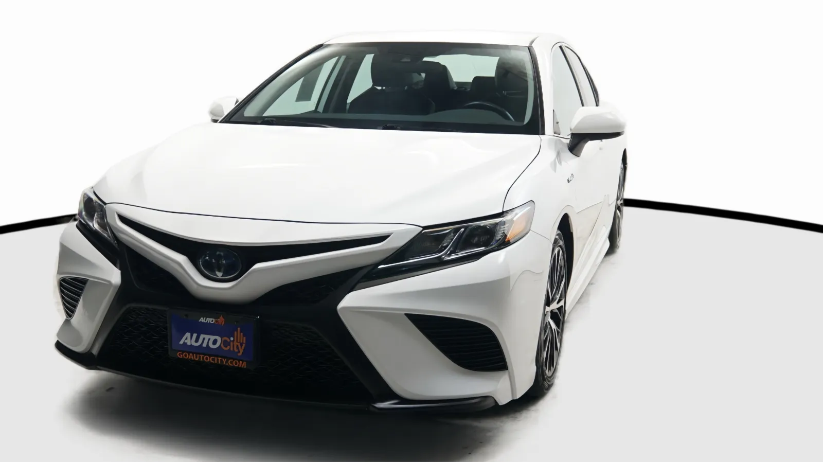 White 2020 Toyota Camry Hybrid SE for sale in El Cajon, CA