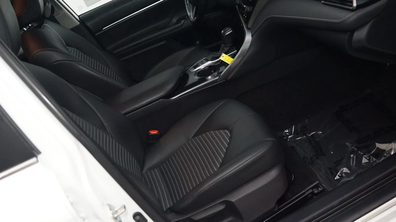 More photos of 2020 Toyota Camry Hybrid SE at Auto City, CA
