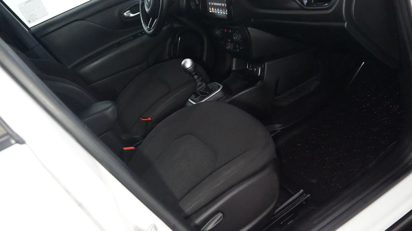 More photos of 2018 Jeep Renegade Altitude at Auto City, CA
