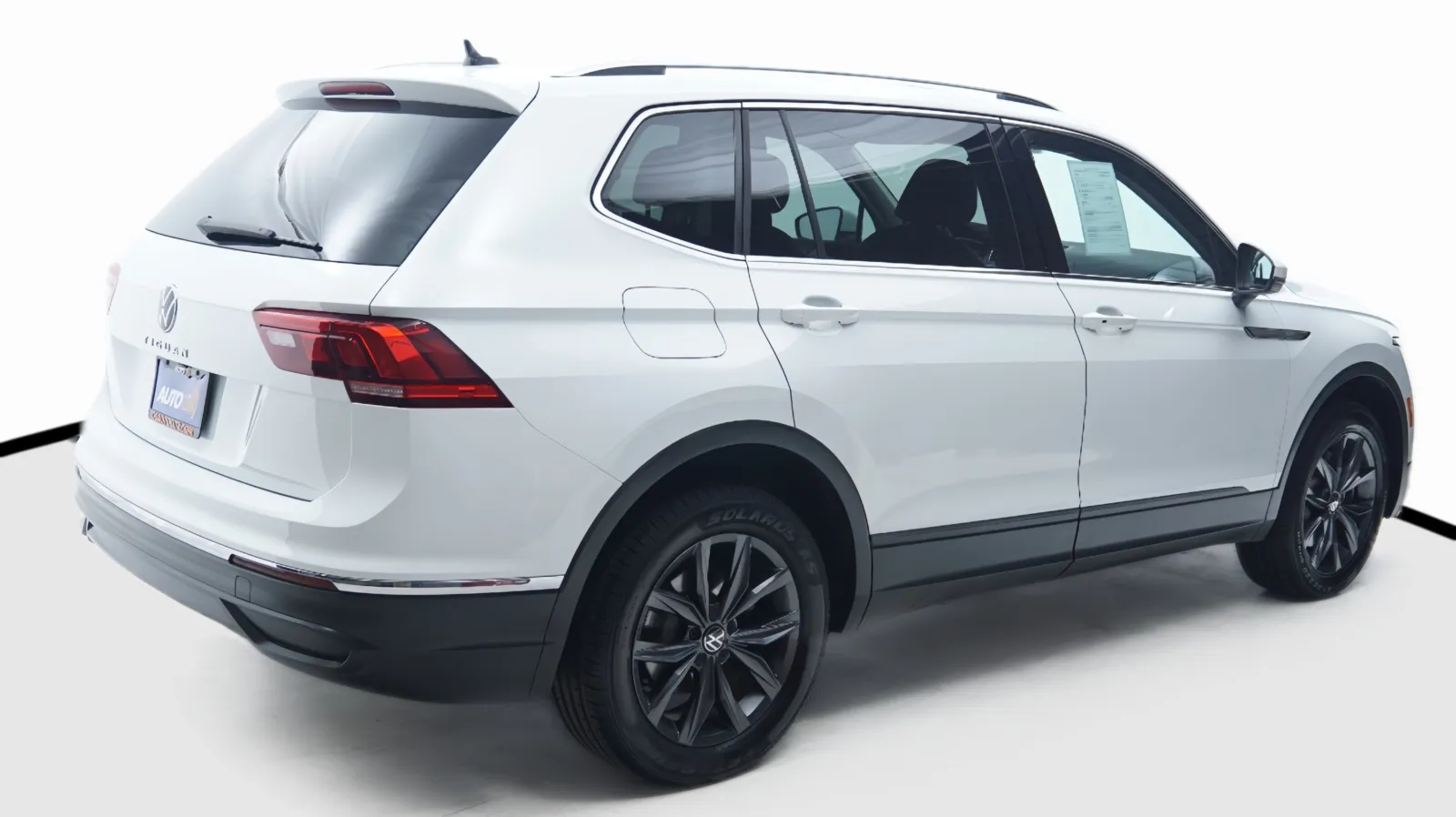 More photos of 2022 Volkswagen Tiguan SE at Auto City, CA