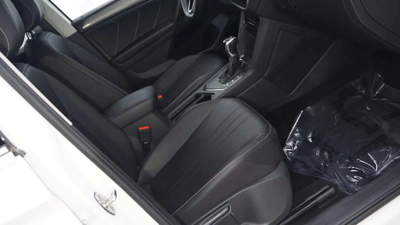 More photos of 2022 Volkswagen Tiguan SE at Auto City, CA