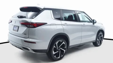 More photos of 2023 Mitsubishi Outlander SE at Auto City, CA