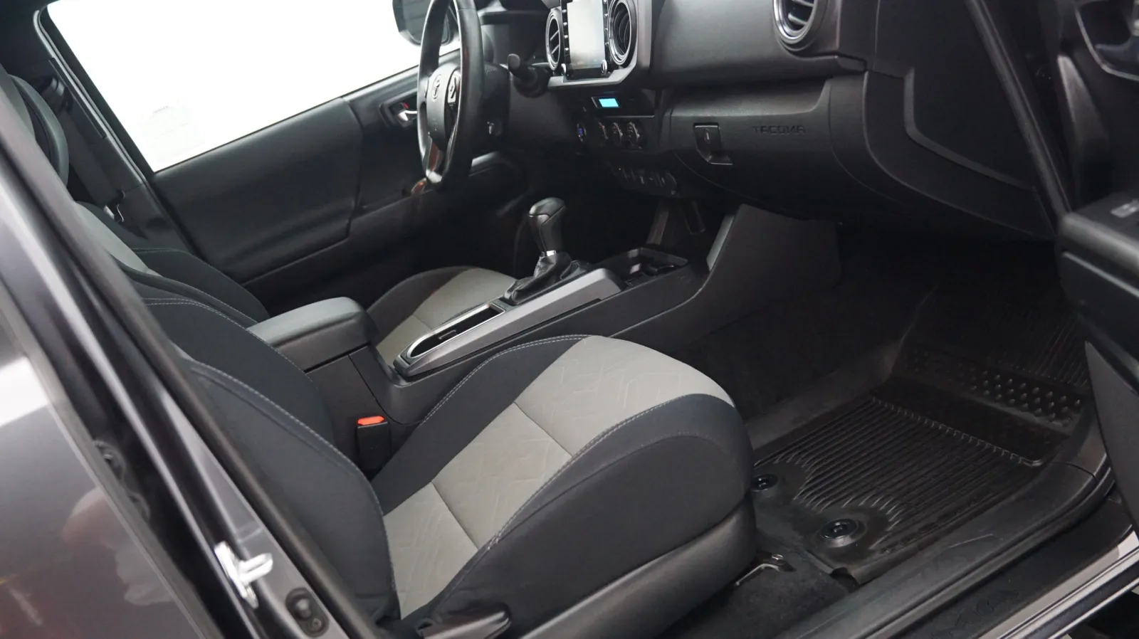 More photos of 2022 Toyota Tacoma TRD Off Road at Auto City, CA