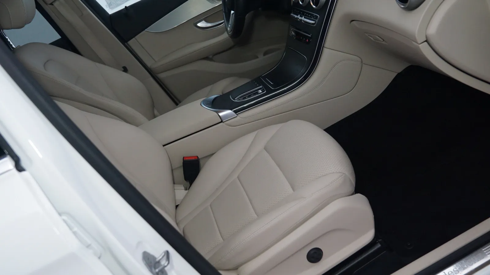 More photos of 2021 Mercedes-Benz GLC 300 at Auto City, CA