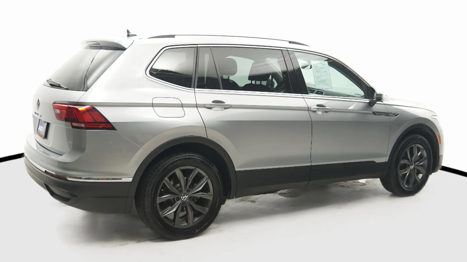 More photos of 2022 Volkswagen Tiguan SE at Auto City, CA